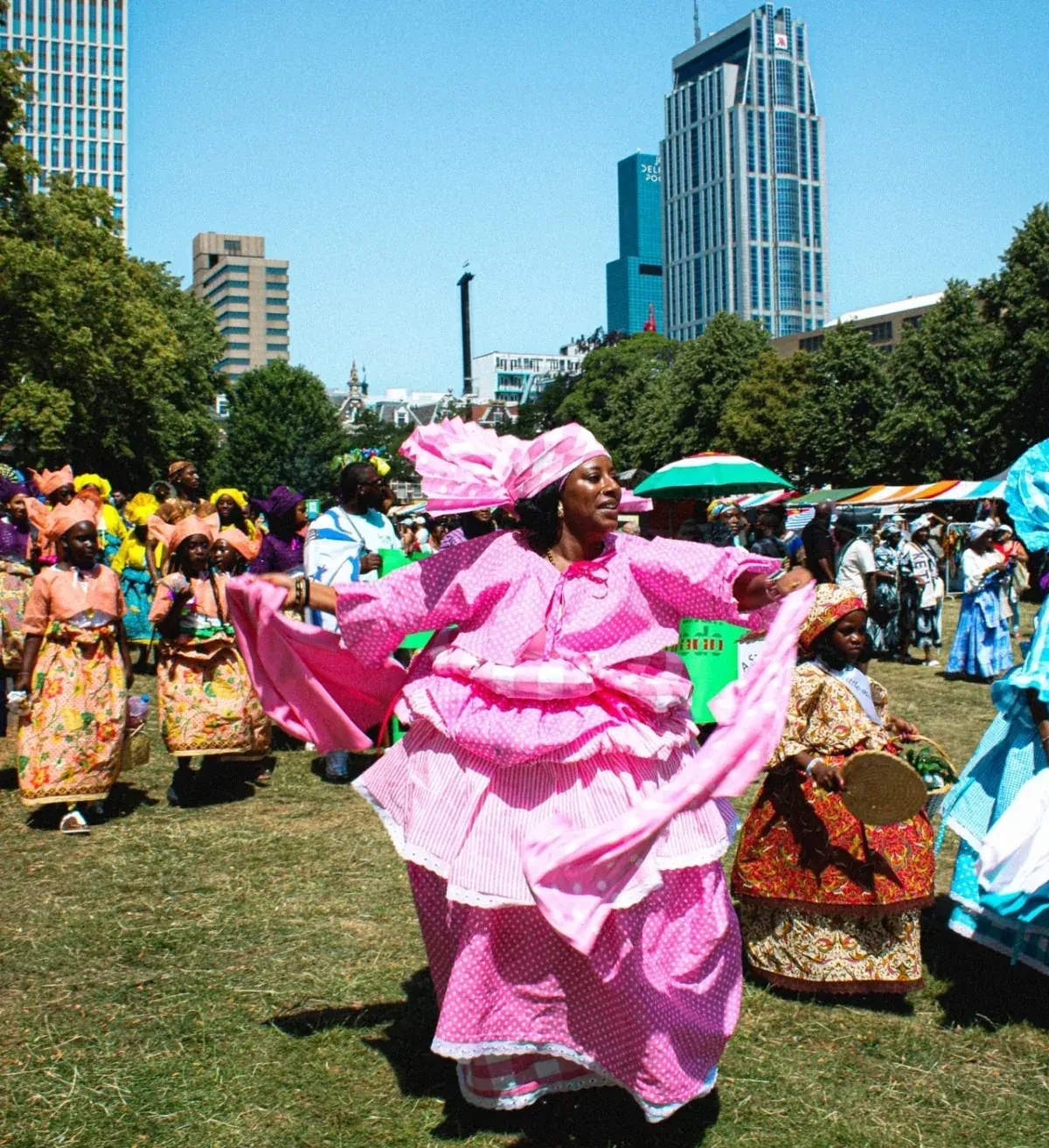 Deelnemer in roze culturele klederdracht tijdens een eerdere Keti Koti-editie